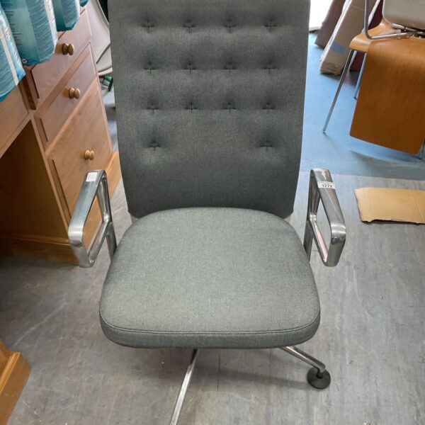 Grey Vitra ID Trim office chair with tufted backrest.