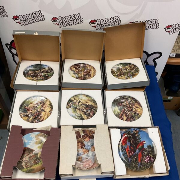 Boxed set of Wedgewood and other collectors wall plates.