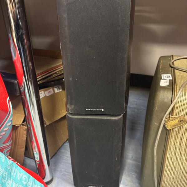 Vintage Wharfedale Diamond 9.1 bookshelf speaker in used condition.