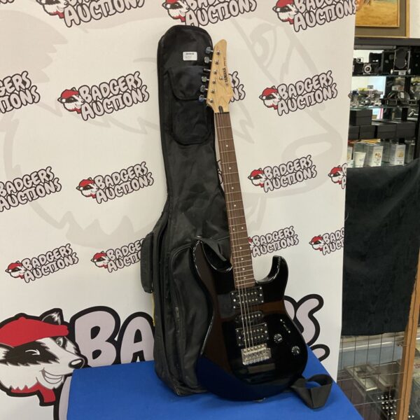 Yamaha Erg 121 electric guitar with Warwick rock bag case.