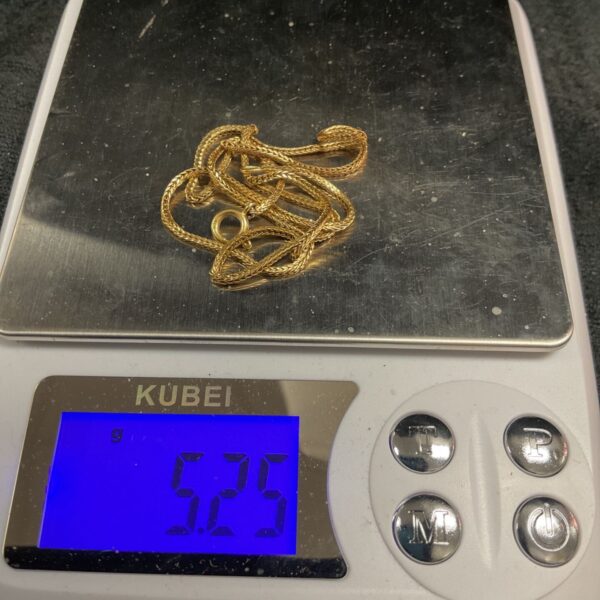 5.25g of scrap 18ct gold chain displayed on a digital scale.