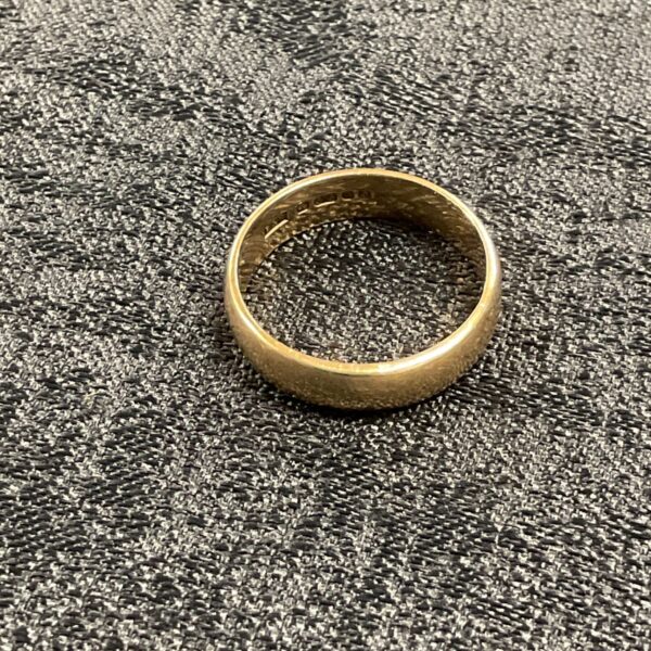 Hallmarked 9ct gold band ring, size T, classic jewellery.