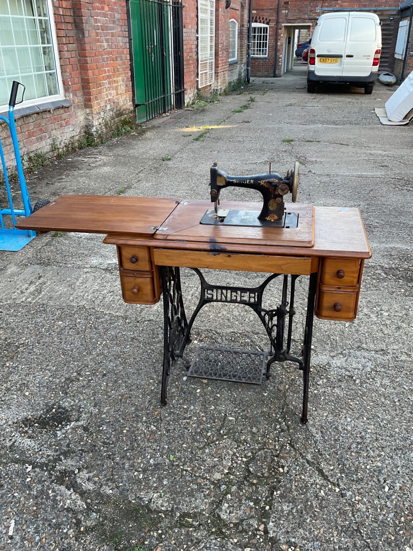 625 Antique singer treadle sewing machine