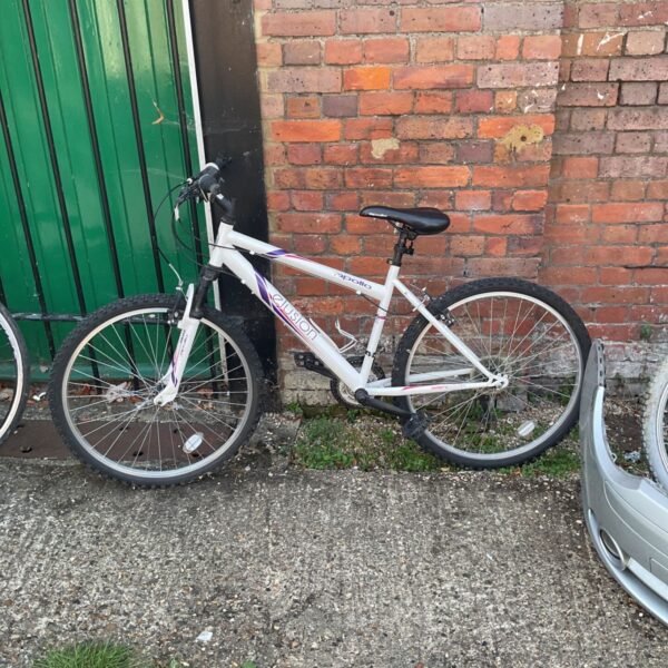 White Apollo Elusion women’s mountain bike, side view.