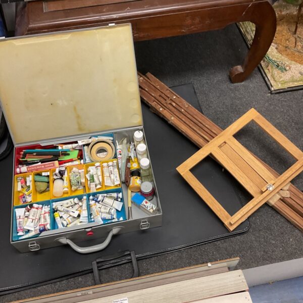 Artist paint set with easel and various colours.