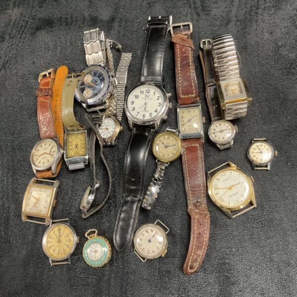 Tray of assorted vintage wristwatches for spares or repair.