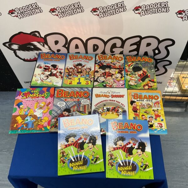Collection of vintage Beano annuals and a 2015 Simpsons annual.