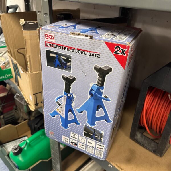 Pair of BGS Technic 2-tonne axle stands for car repair.