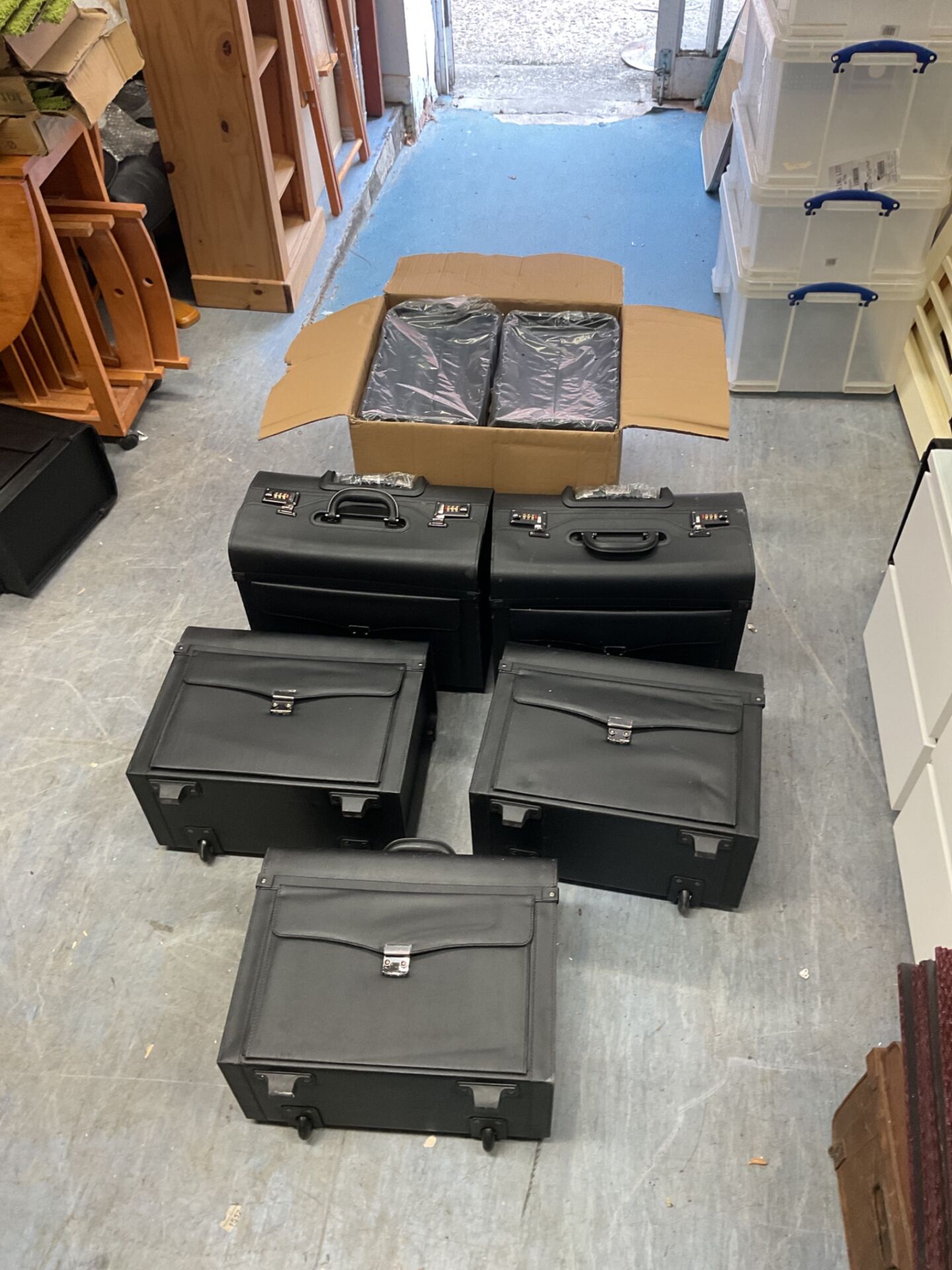 153 Lot of 7 new pilots briefcases