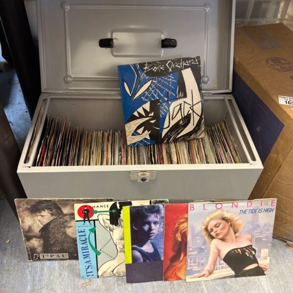 Vintage 7 inch vinyl records including Blondie, in a metal case.