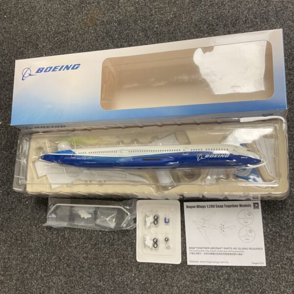 Hogan Wings Boeing 787 Dreamliner 1/200 scale model in box.