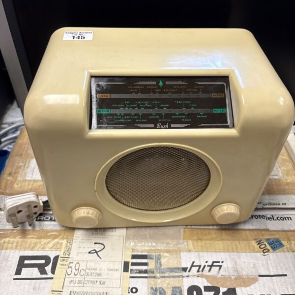 Vintage Bush DAC90A radio in wooden cabinet, collectible valve radio.