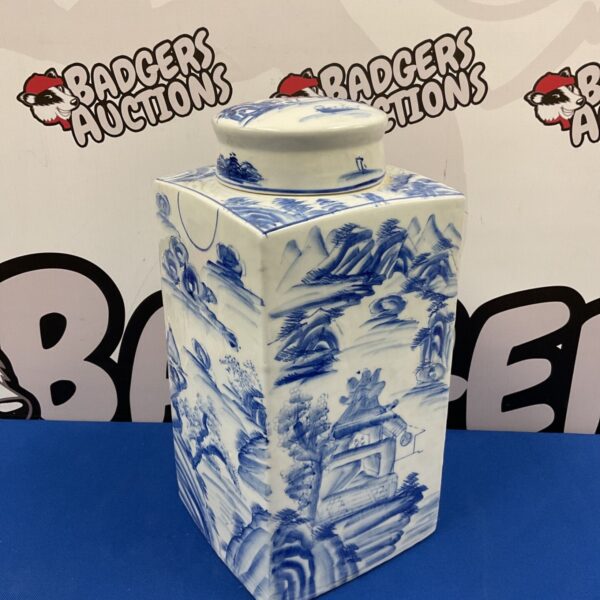 Large blue and white Chinese willow pattern tea caddy with lid.