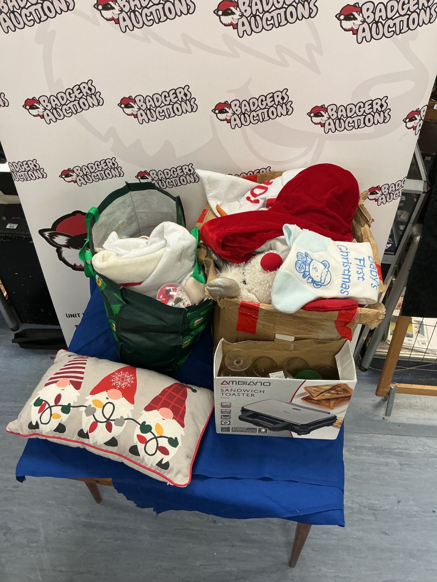491 Job lot of assorted Christmas decorations incl. stockings, box of glasses…