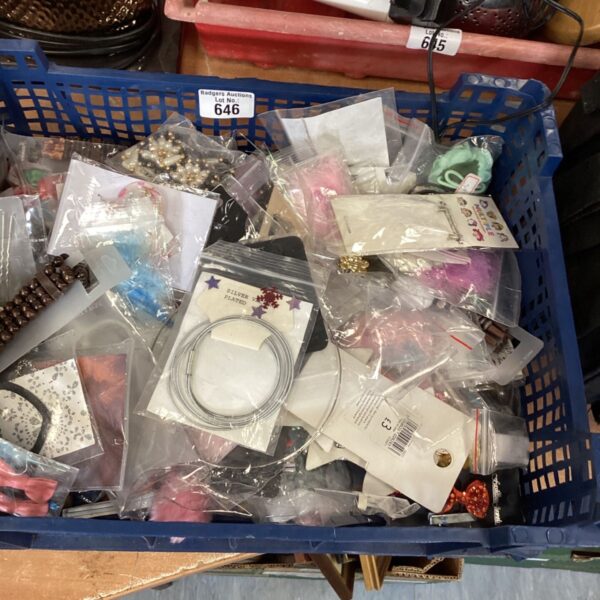Tray of assorted costume jewellery, including necklaces and earrings.