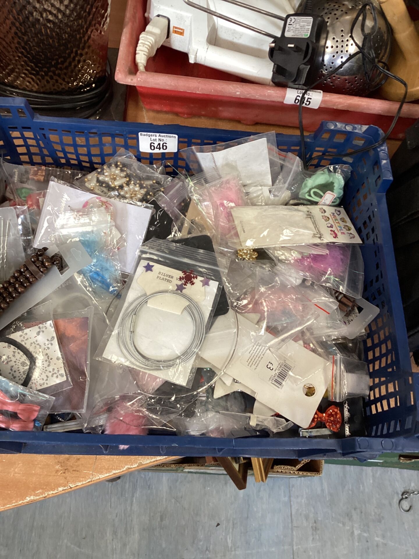 646 Tray of costume jewellery