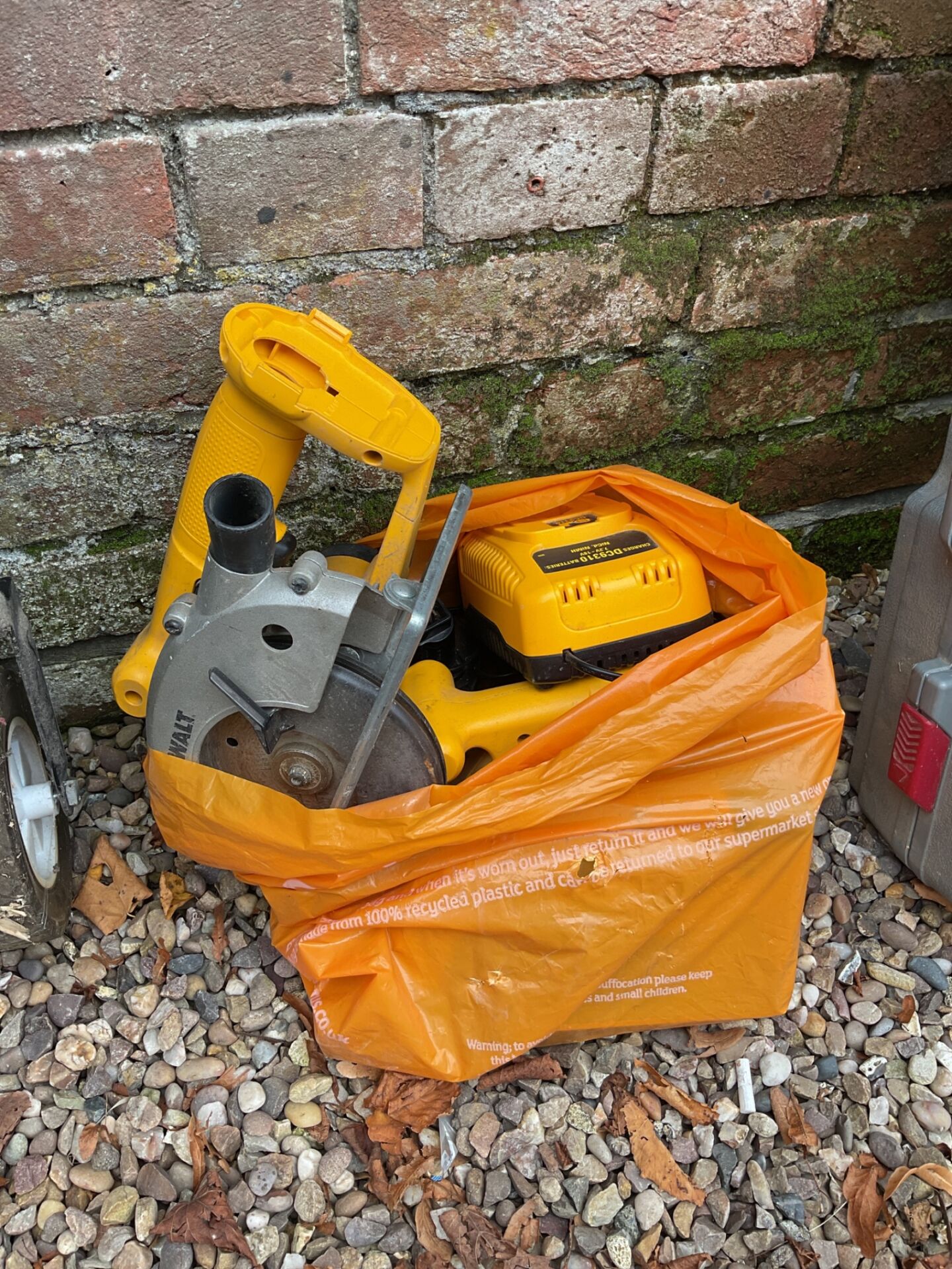 1150 Bag of dewalt saws working with charger