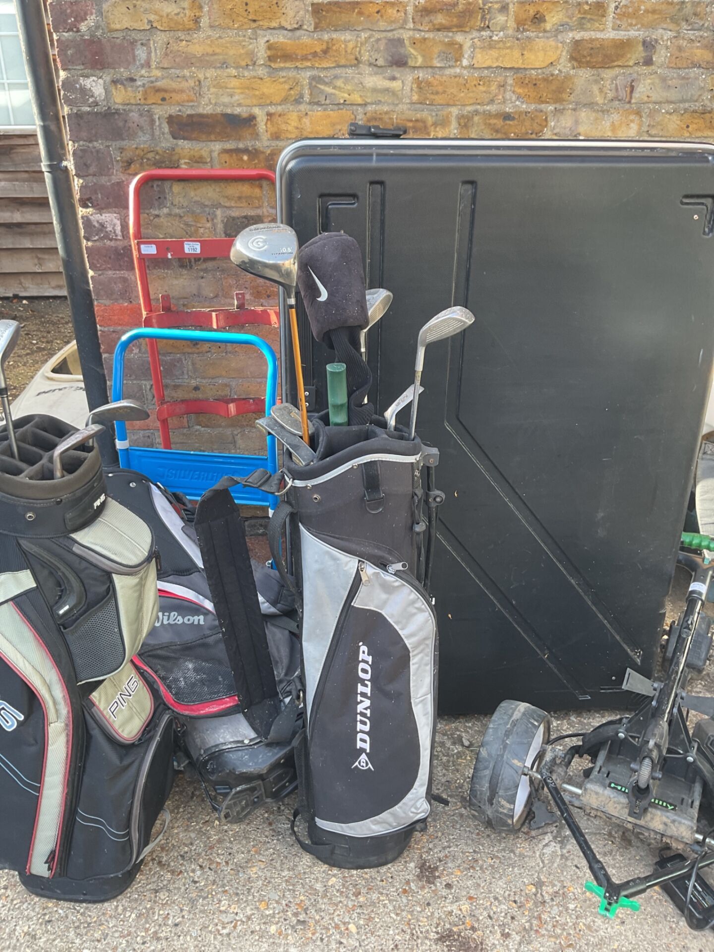 1306 Dunlop golf bag with clubs