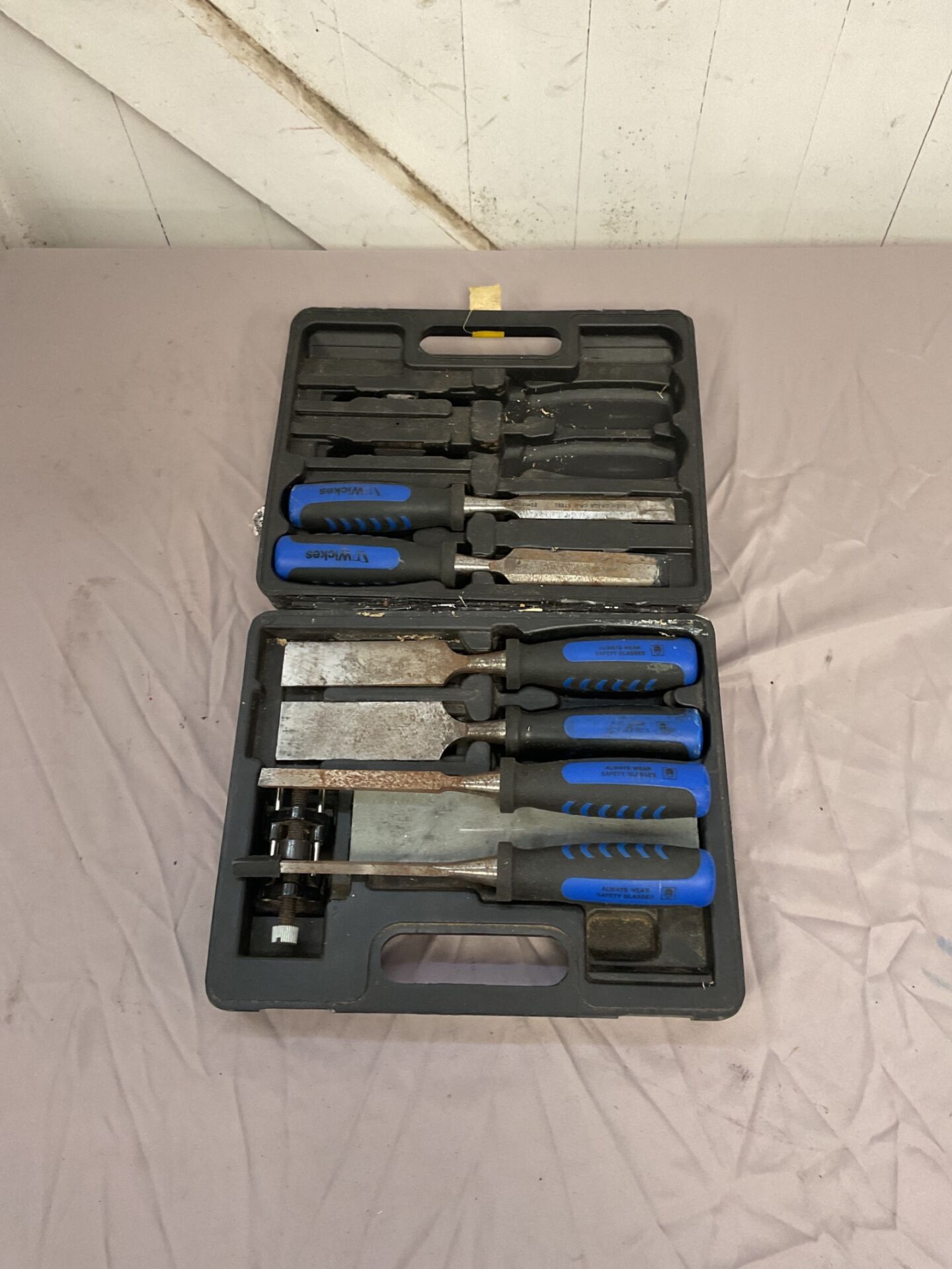 1105 Toolbox containing various different files