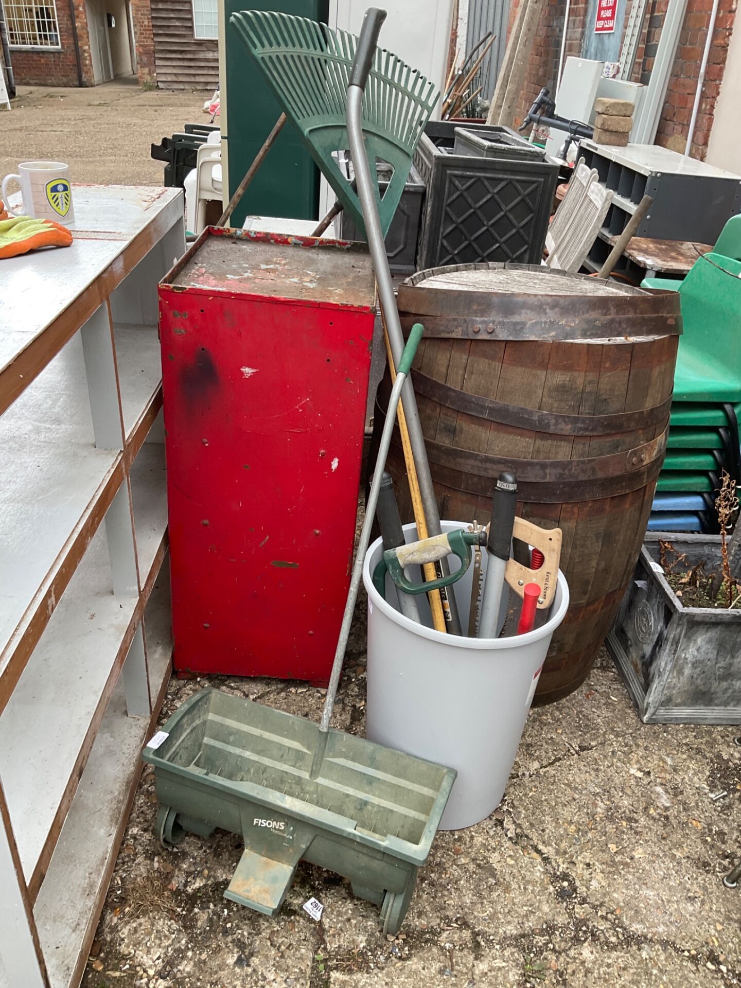 1259 Tub of garden tools with seed spreader
