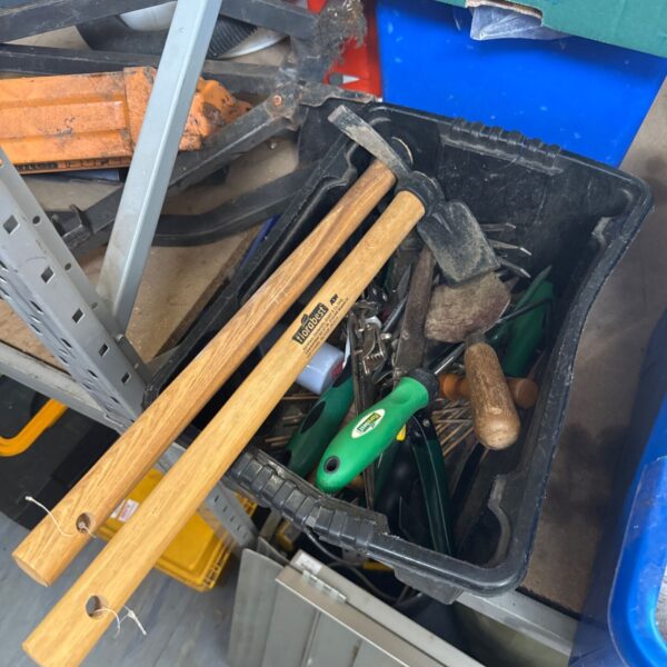 Assorted garden tools including a hammer in a mixed lot.