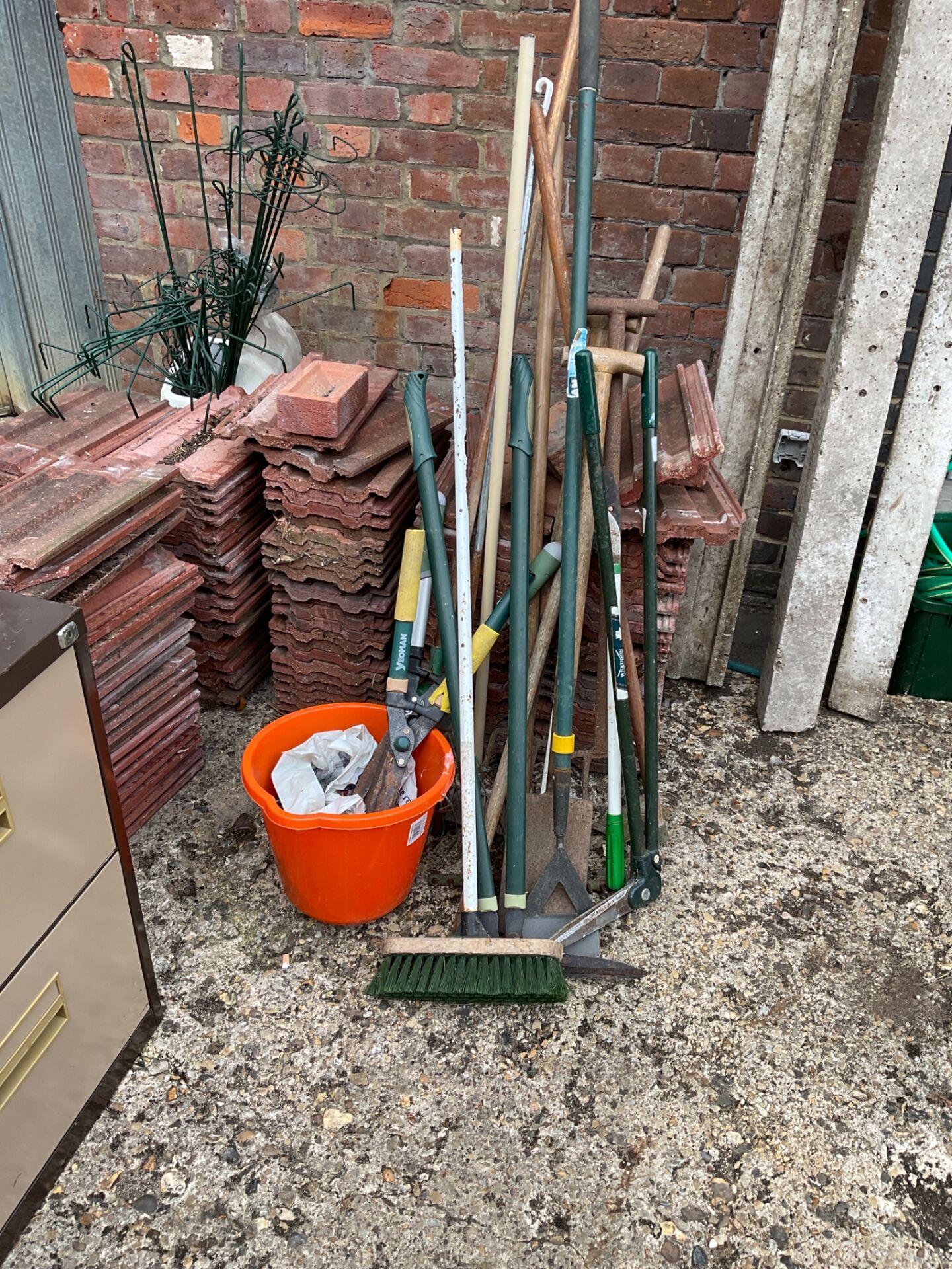 1276 Selection of garden tools inc clippers