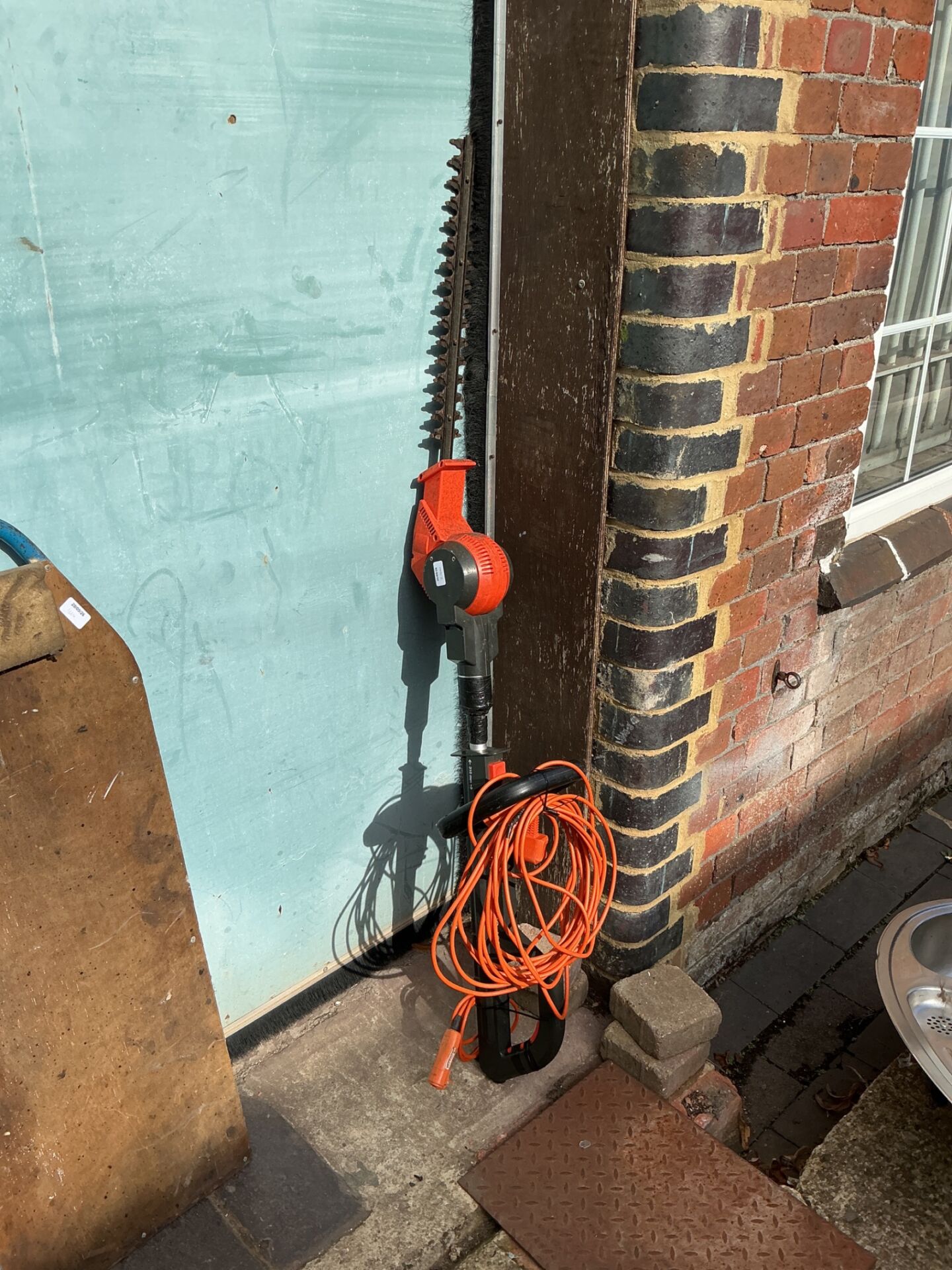 1202 Gardenna electric extending hedge cutter
