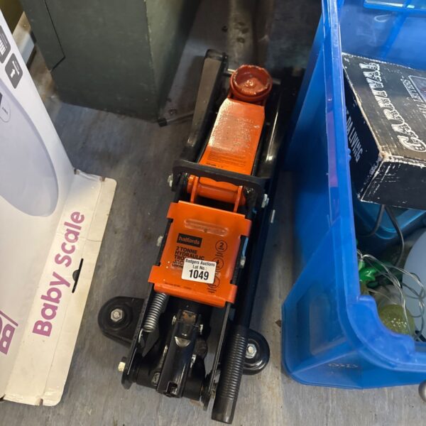 Halfords 2 ton hydraulic trolley jack in used condition.