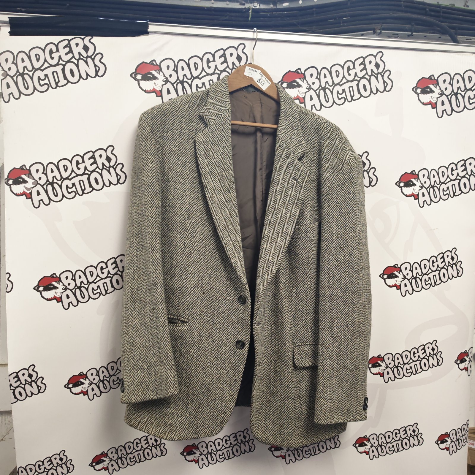 Classic Harris Tweed jacket in herringbone pattern, size L.