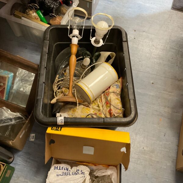 Mixed household clearance lot with table lamps and various items.