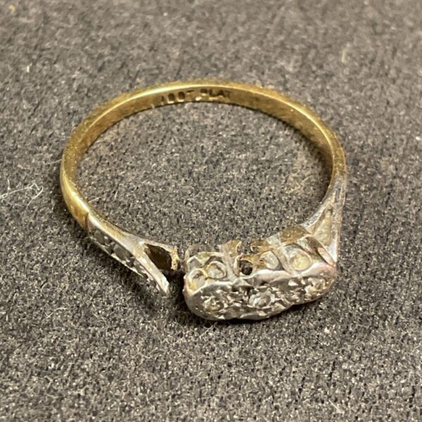 Vintage illusion diamond ring in 18ct gold and platinum, broken at shoulder.