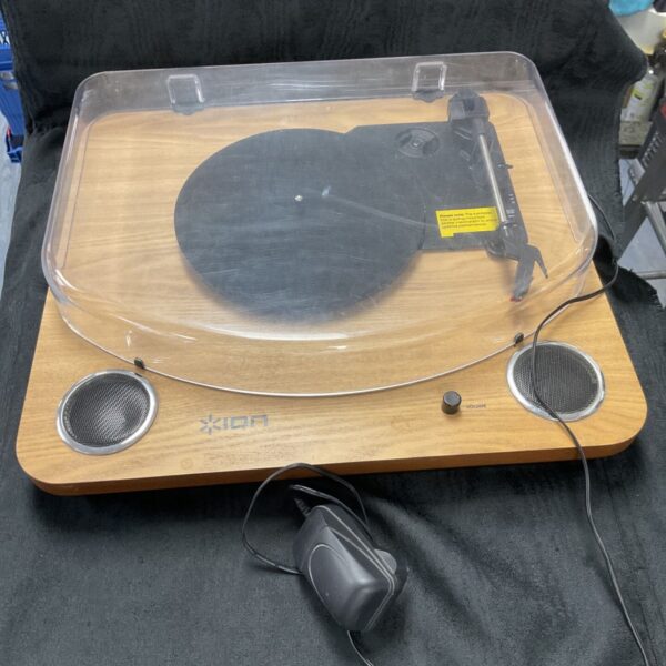ION Maxi LP turntable for vinyl records with built-in speakers.