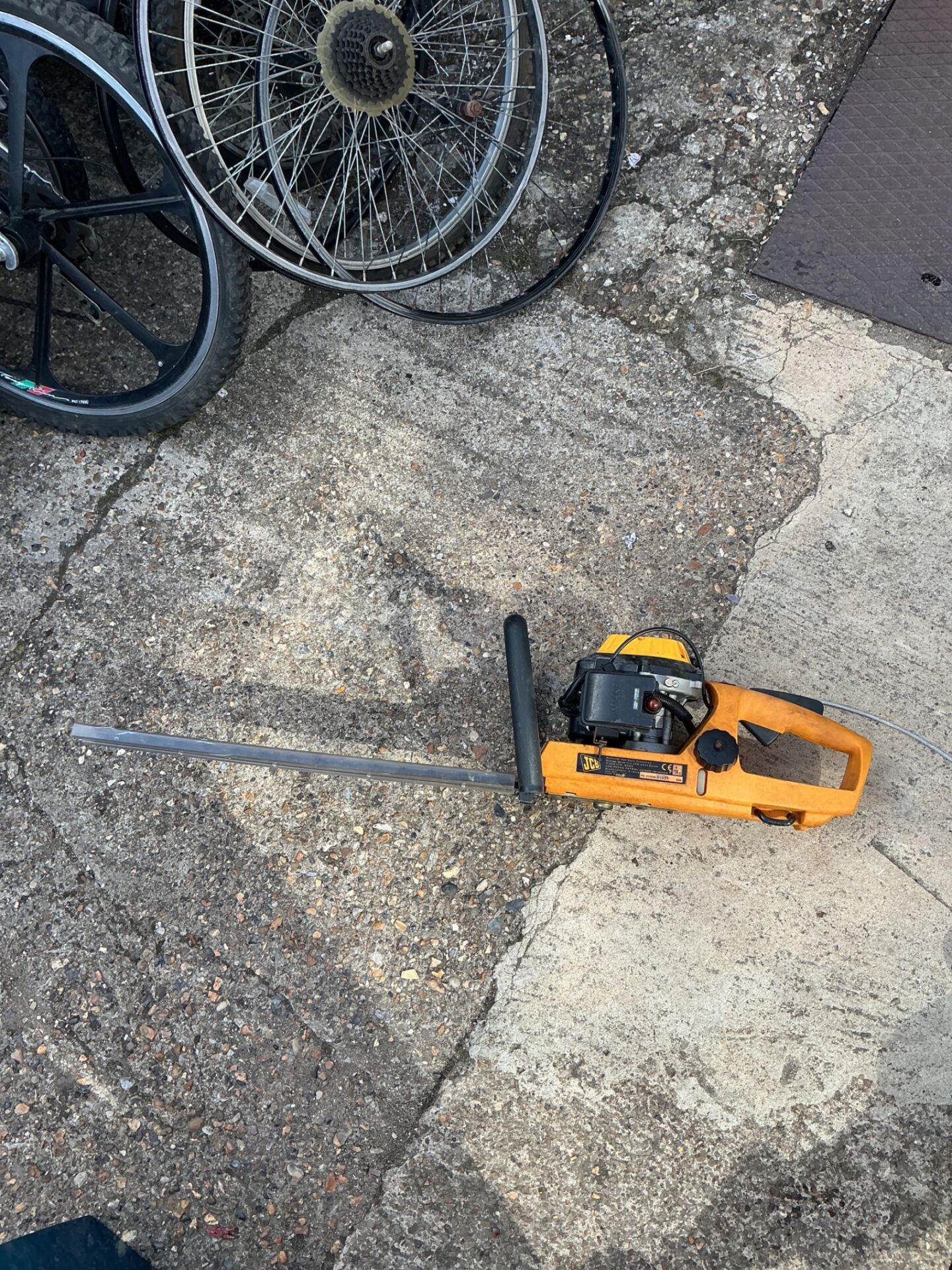 1308 JCB Petrol hedge trimmer