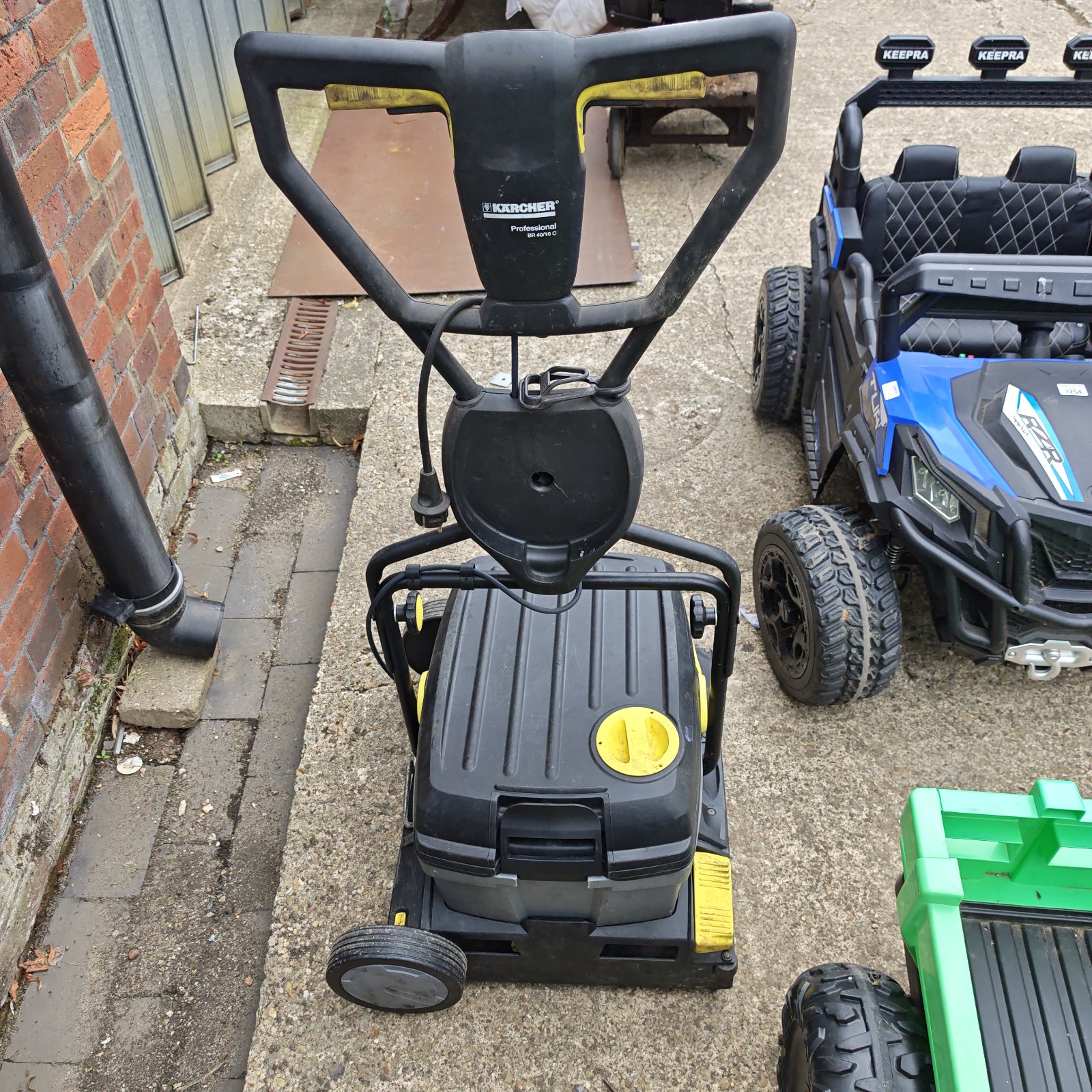 Karcher BR 40/10C floor scrubber machine for commercial cleaning.