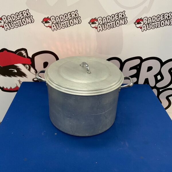 Large aluminium cooking pot, vintage kitchenware, used condition.