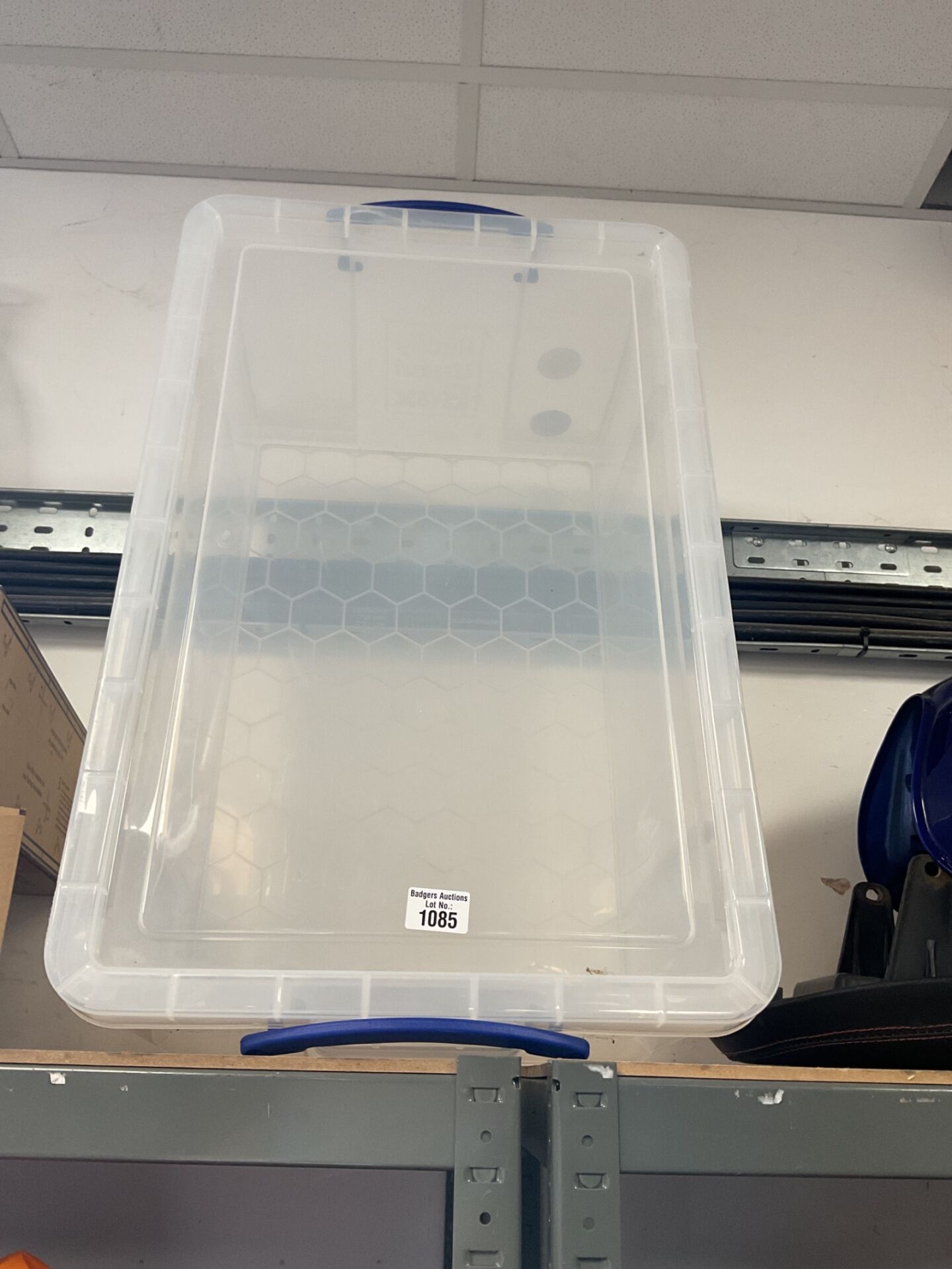 1085 Large plastic storage container