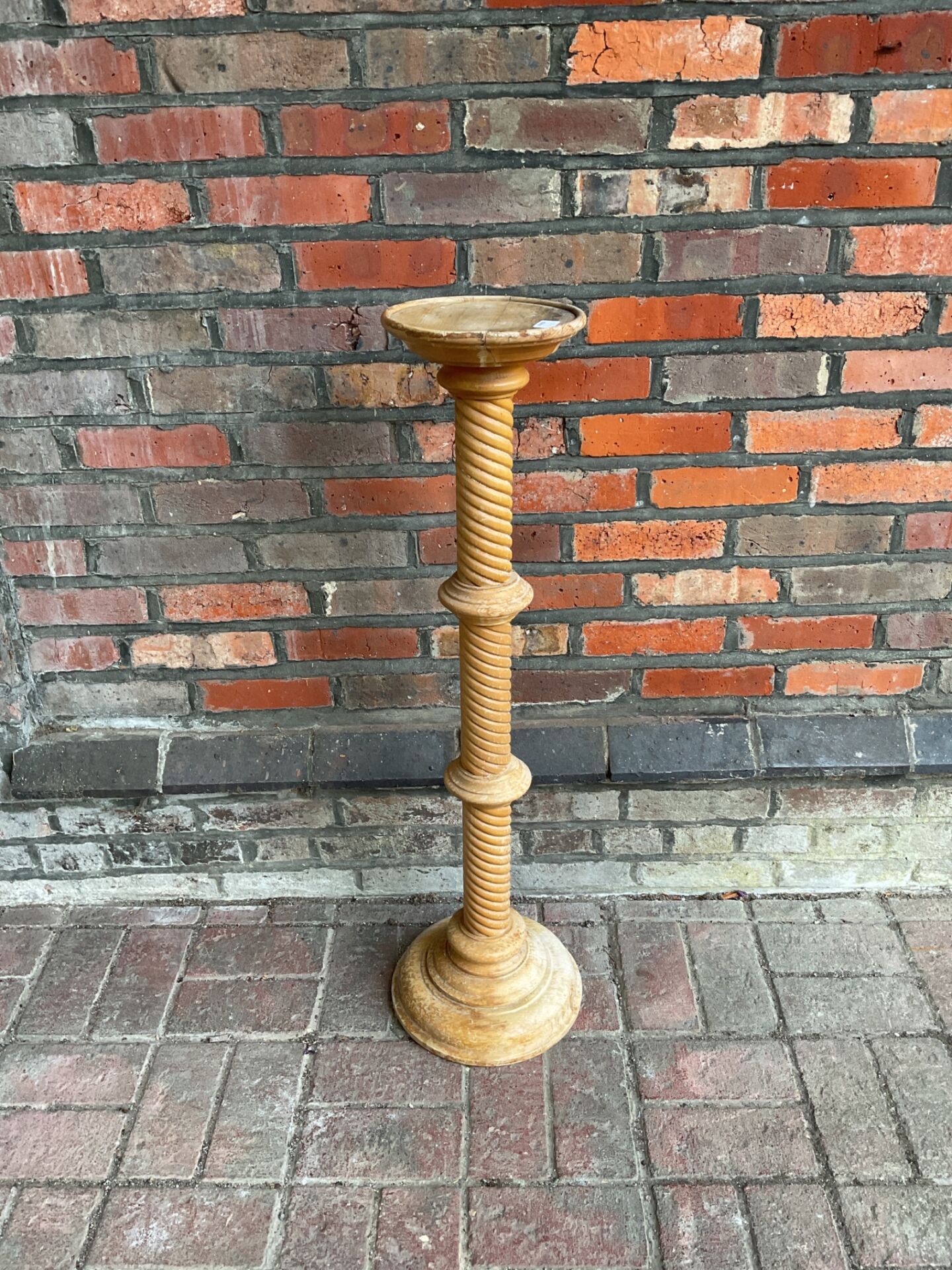 084 Light oak twist column jardiniere pot stand