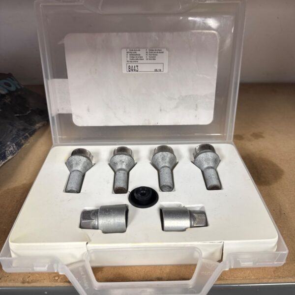 Lineaccessori locking wheel nuts and key for vehicle security.