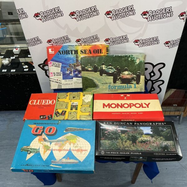 Lot of vintage games incl. Monopoly, Cluedo, Waddingtons Formula 1…