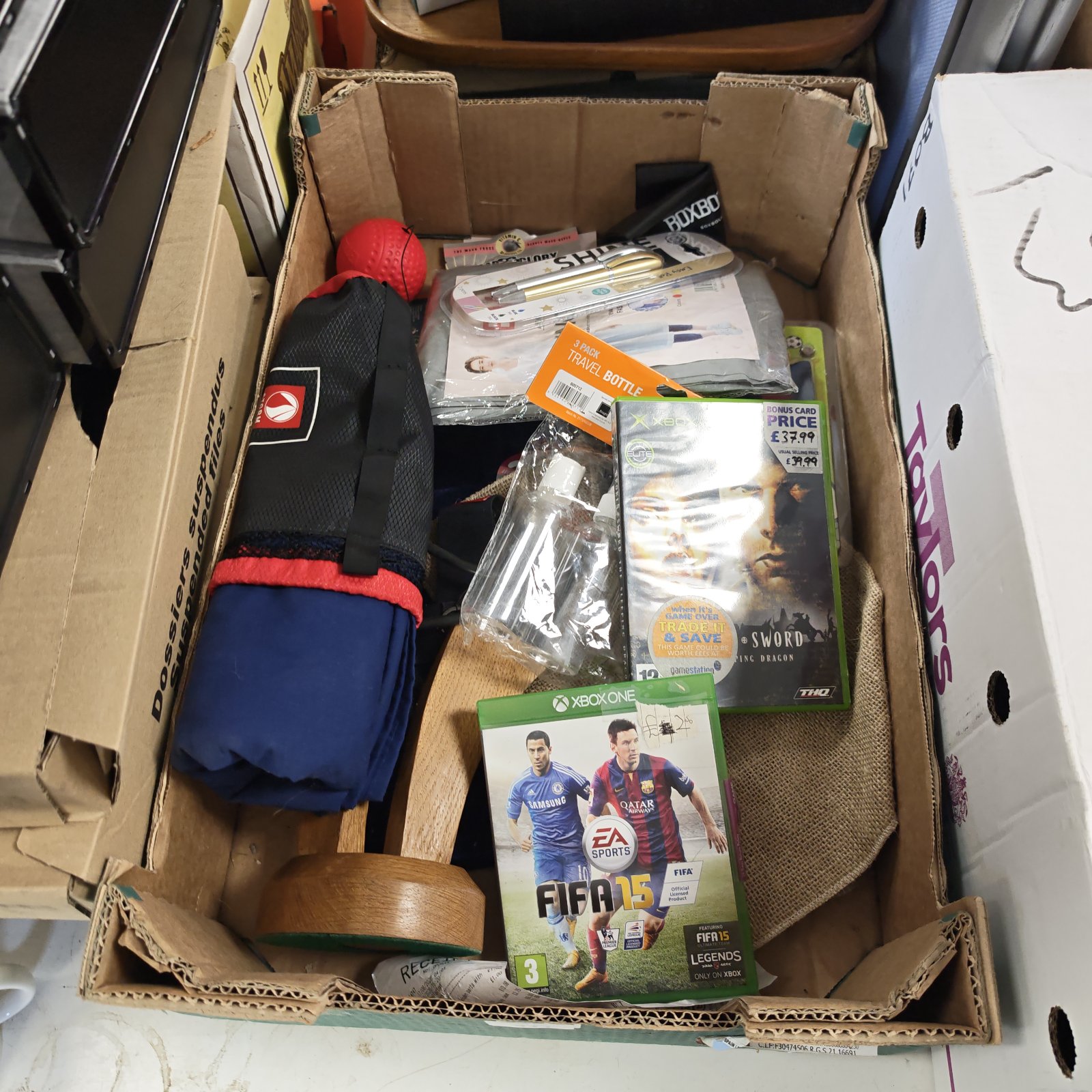 Tray of mixed Inc children's print camera, two Xbox games & captain America toy