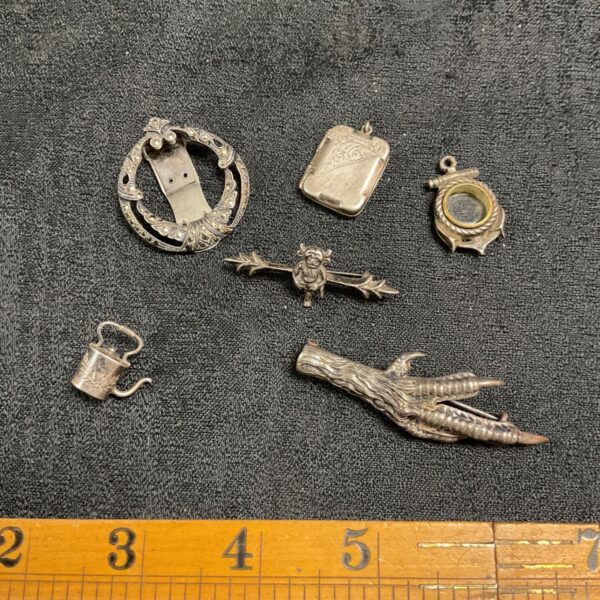Collection of Hallmarked and unmarked silver brooches and pendants 24.28g