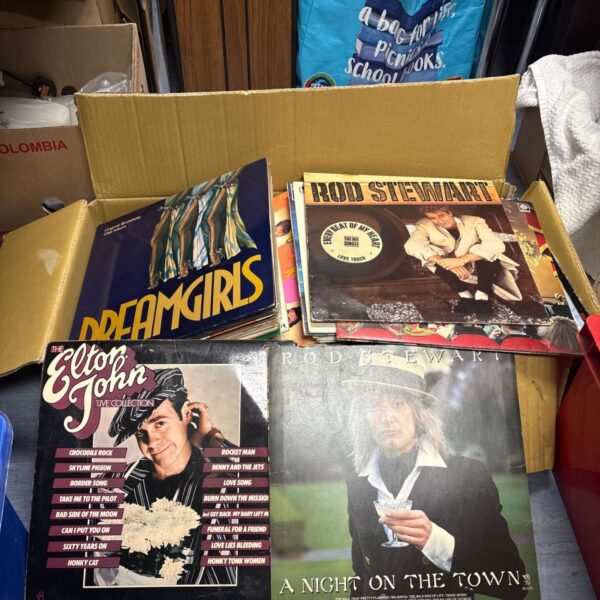 Box of 12’ vinyl records inc Elton john