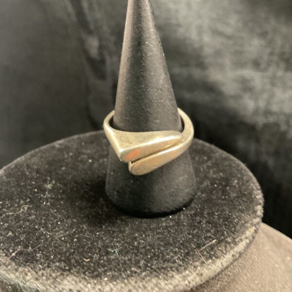 Vintage Modernist Folded Sterling Silver Ring Featuring a Smooth Overlapping Abstract Design Ring Size N 6.19g
