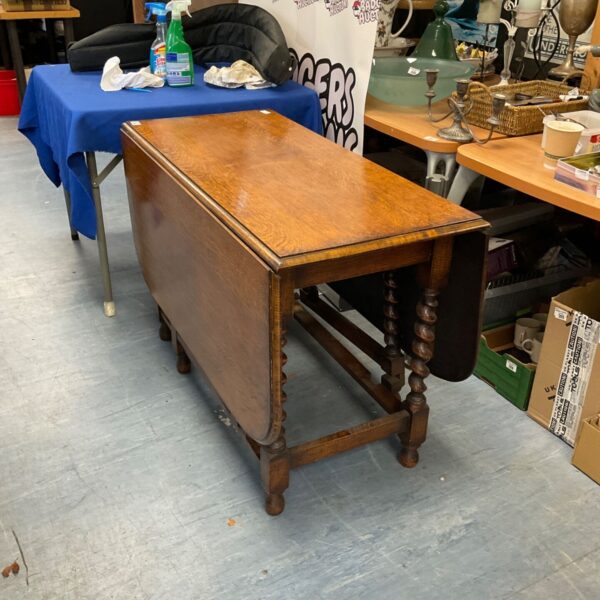 Large barley twist legged oak drop leaf table l42”xw60”xh30”