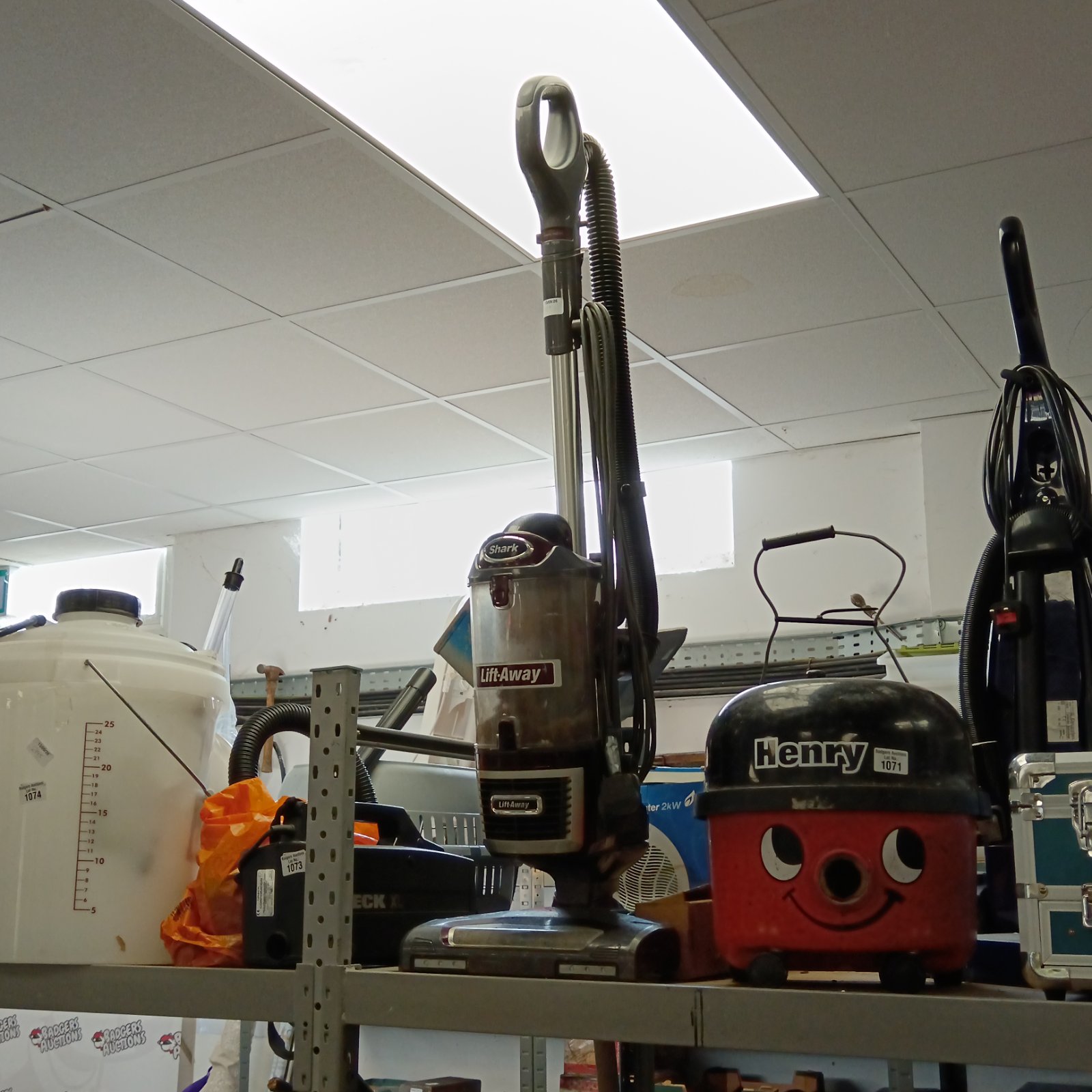 Shark liftaway vacuum cleaner working