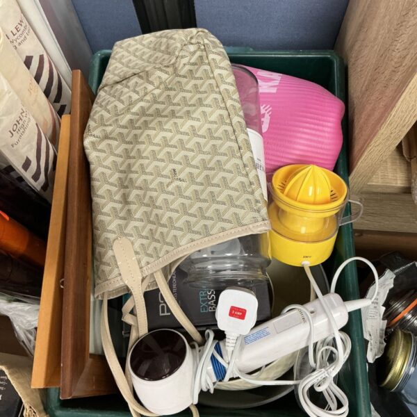 Mixed box incl. wireless headphones, lemon juicer, bowls…
