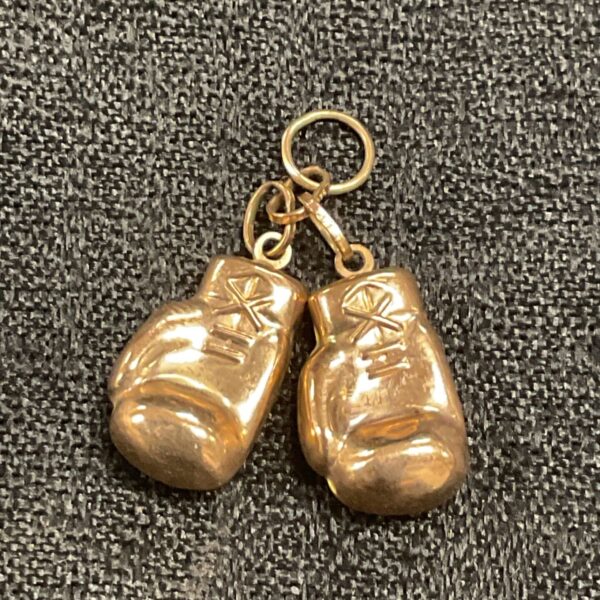 Pair of Hallmarked 9ct gold boxing gloves Pendant 1.61g