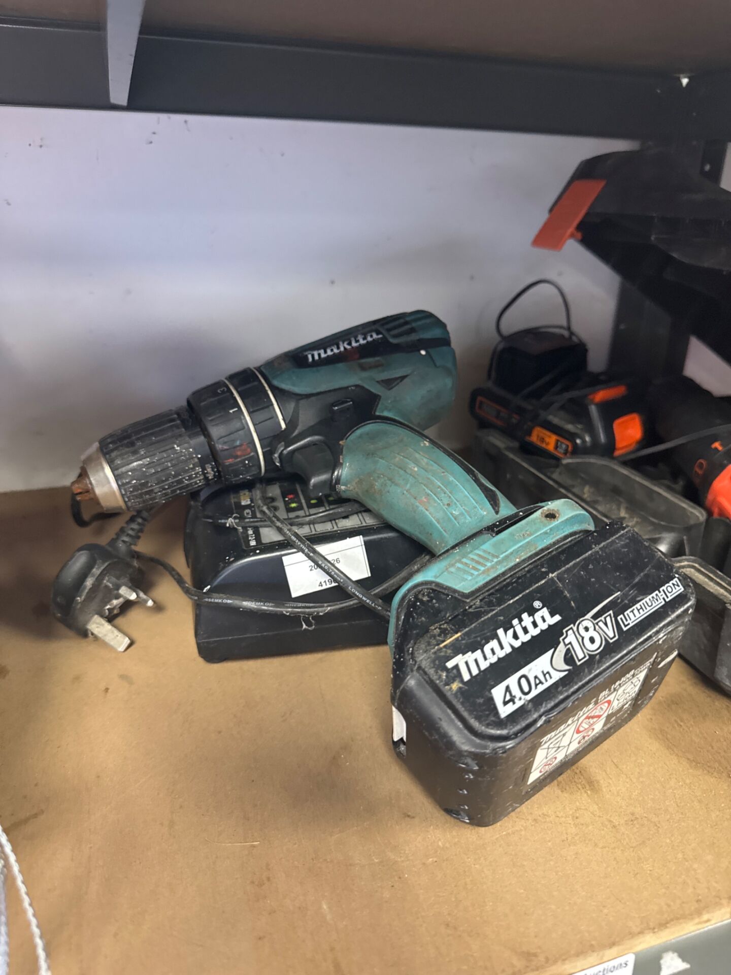 971 Makita cordless drill with charger – untested, flat battery