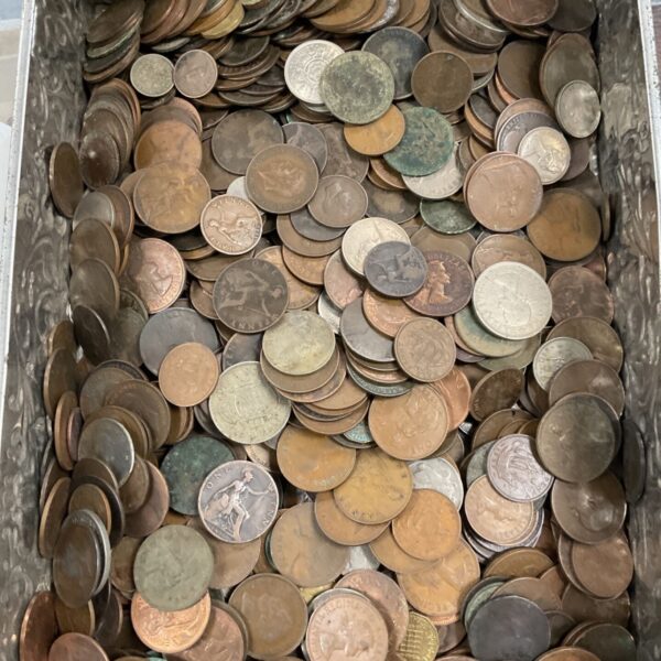 Bulk lot of mixed copper coins for collectors.