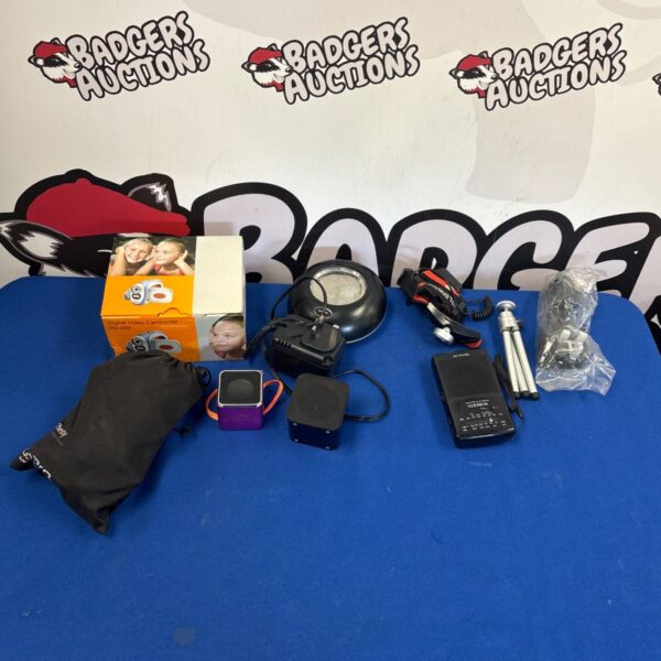 Mixed lot of electronics featuring a vintage Roberts radio and bluetooth speaker.